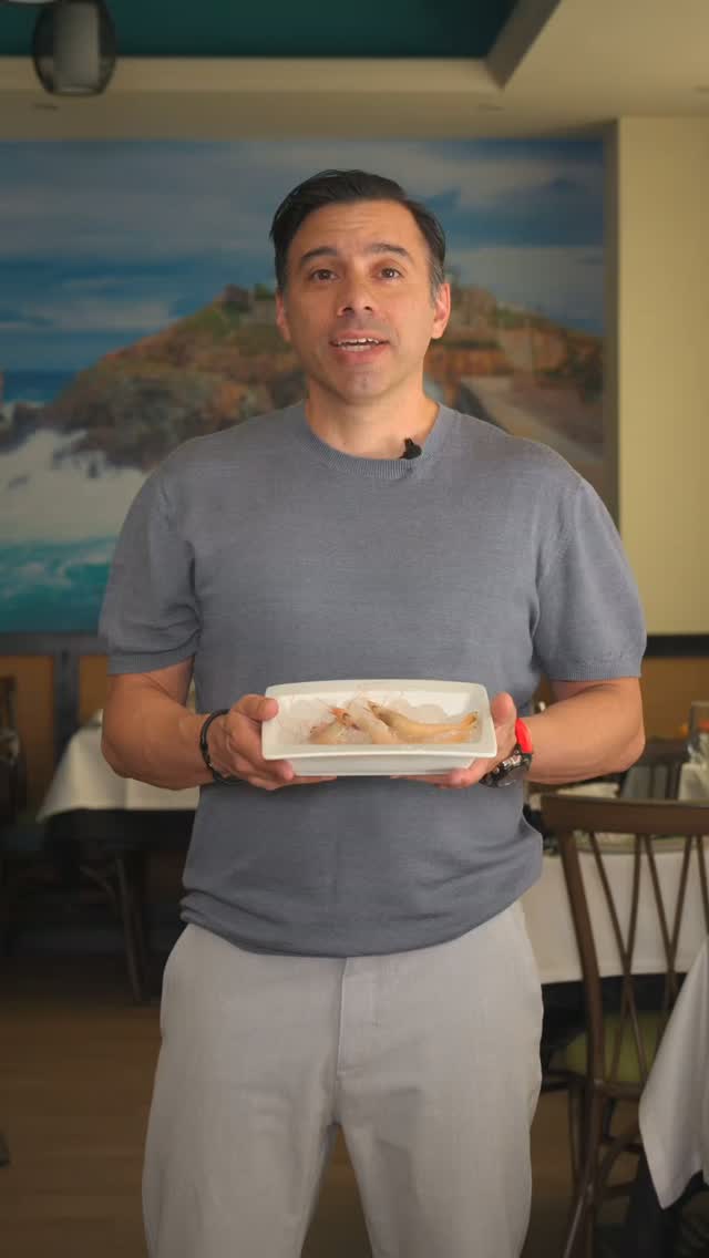 El otro día os enseñamos nuestras gambas de Santa Pola, pero hoy os queremos mostrar cómo las traemos, cómo las cocinamos y cómo las presentamos, un producto fresco y perfecto para esta época del año, para que tu mesa sea una auténtica mesa mediterránea tienes que venir a Salamar.
🥘RESTAURANTE SALAMAR🦀 Especializados en Arroces, pescados y mariscos. Calle de Cartagena, 103
#gambaroja #salamar #cocinamediterranea #arrocesypaellas #paellasmadrid
