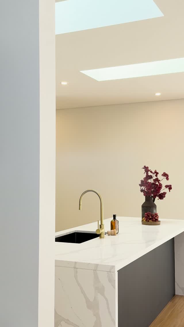 Our Jannali project has been handed over, so we can now share the beautiful kitchen, contrasting Polytec's Black Ply with YDL Stone's Blanco Verona, Dulux Feathersoft and Modern White.