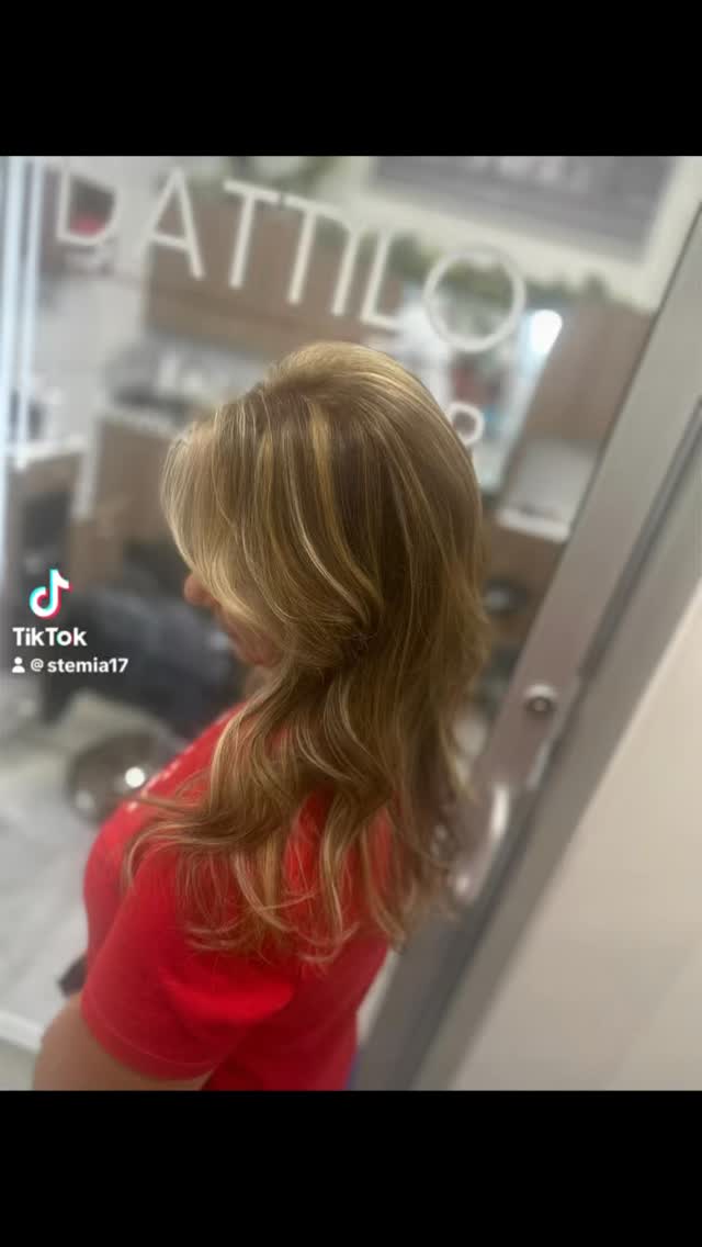 Today’s transformation featured a partial hi lite with bright, radiant golden tones to create a fresh sun kissed look full of dimension and shine. We finished with a heavily modified Butterfly design adding soft cascading layers for movement and effortless volume. The result was a bright flattering style that perfectly matched her vision and she was delighted with the final look#dattilohair#hittorihanzoshears #goldwellapprovedus #branfordsalonsuites #redkenshadeseq