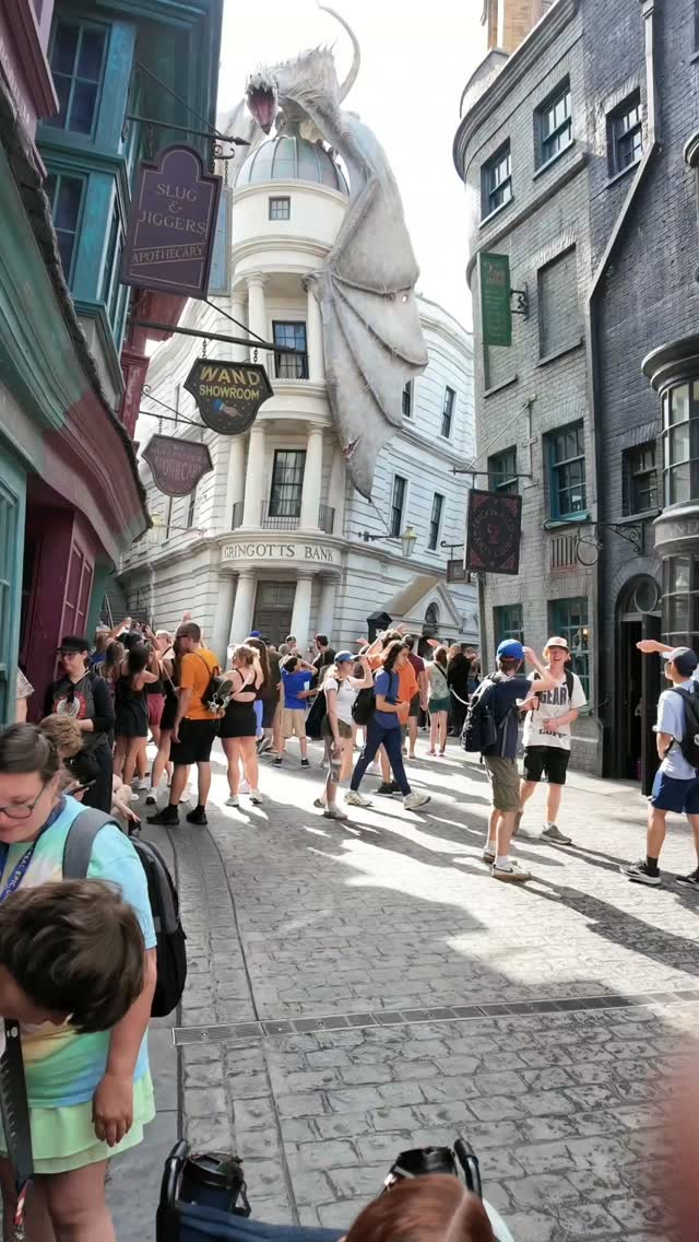 Don't miss this at Universal! The dragon above Gringotts in Diagon Alley breathes fire about every 10 minutes, and yes... you'll definitely feel the heat.
#diagonalley #dragon #harrypotter #universalstudios #islandsofadventure