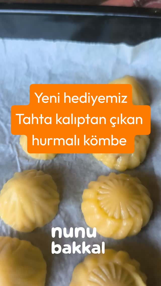 kömbe 🤎
Antakya'da bazı tatlar, kalıbıyla birlikte gelir.
Kömbe, ahşap oyma kalıplara bastırılarak yapılan geleneksel bir Antakya kurabiyesi. İçinde hurma, üstünde o eski nakış gibi desenler. Bayramların, özel günlerin, misafir sofralarının tatlısı.
Bizim kullandığımız kalıplar anneannemden kalma. Yıllardır aynı kalıp, aynı desen, kuşaktan kuşağa. Her bastırışta bir hafıza çıkıyor ortaya.
Şimdi bu kömbeler, kolilerinize küçük bir hediye olarak eşlik ediyor. Sipariş verdiğinizde, sofranıza elimizden çıkan bir Antakya tadı da geliyor. 🤍
Çünkü unutmadığımız hiçbir tat, tamamen yok olmuş sayılmaz.
nunubakkal.com
#kömbe #antakya #elemegi̇ #ahşapkalıp
