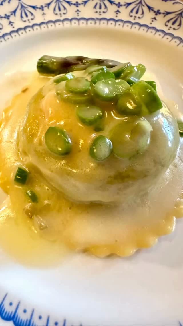 Read about Lumache — Victoria’s new award-winning restaurant, devoted to artisan pasta and northern Italian cuisine — in the current issue of Boulevard magazine or at my TasteReport.com website (link in bio). A new gem in Victoria’s creative dining scene — tiny but mighty. Chef James Frost is the pasta master! #slowfood #pianopiano #artisanpasta #dineinvictoriabc #eggyolkravioli
