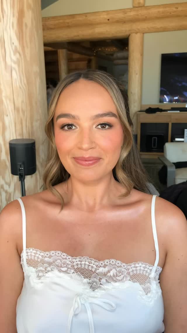 The brief: an elevated natural look that still let her beautiful freckles shine through ✨
Bride: Savannah
Hair: @color.and.coffee
#bridalmakeupartist #airbrushmakeup #bridalmakeupinspo #travelingmakeupartist #bridalmakeuplook