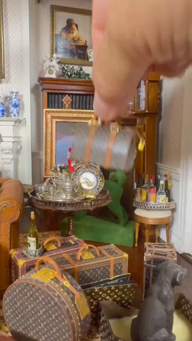 There are miniature rooms (we call them room boxes) and then there are miniature WORLDS. This Georgian style room box is from my personal collection and is one of those worlds I never seem to walk past without stopping. Every time I look inside I discover something I had noticed before. It originally came from the estate of collector and miniaturist James Damiano on Cape Cod with the structure and a few pieces inside but and i continue to add treasures I absolutely adore from tiny porcelain to luggage Sterling silver to more. Got a fav? Pop it in the comments! #georgian #victorian #edwardian #miniature