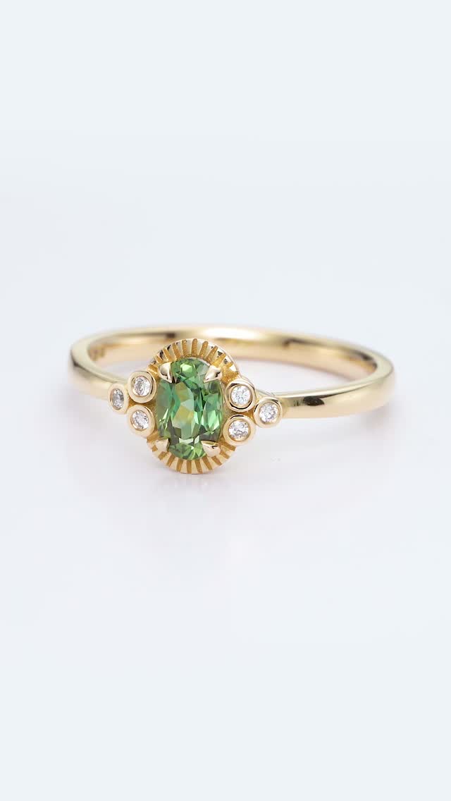 ✨Ida✨ a natural oval Australian sapphire surrounded by diamond sparkles and sunbeams 🎇💚🌞
This particular one has a gorgeous light teal sapphire reminiscent of a sparkling tropical sea🌊