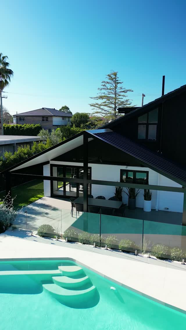 This pergola blends so seamlessly with the home that you can't even tell it was an addition.
📍 Sylvania Waters
🌿 @coreyfoxlandscaping
☀️ @lifeoutdoors.com.au 