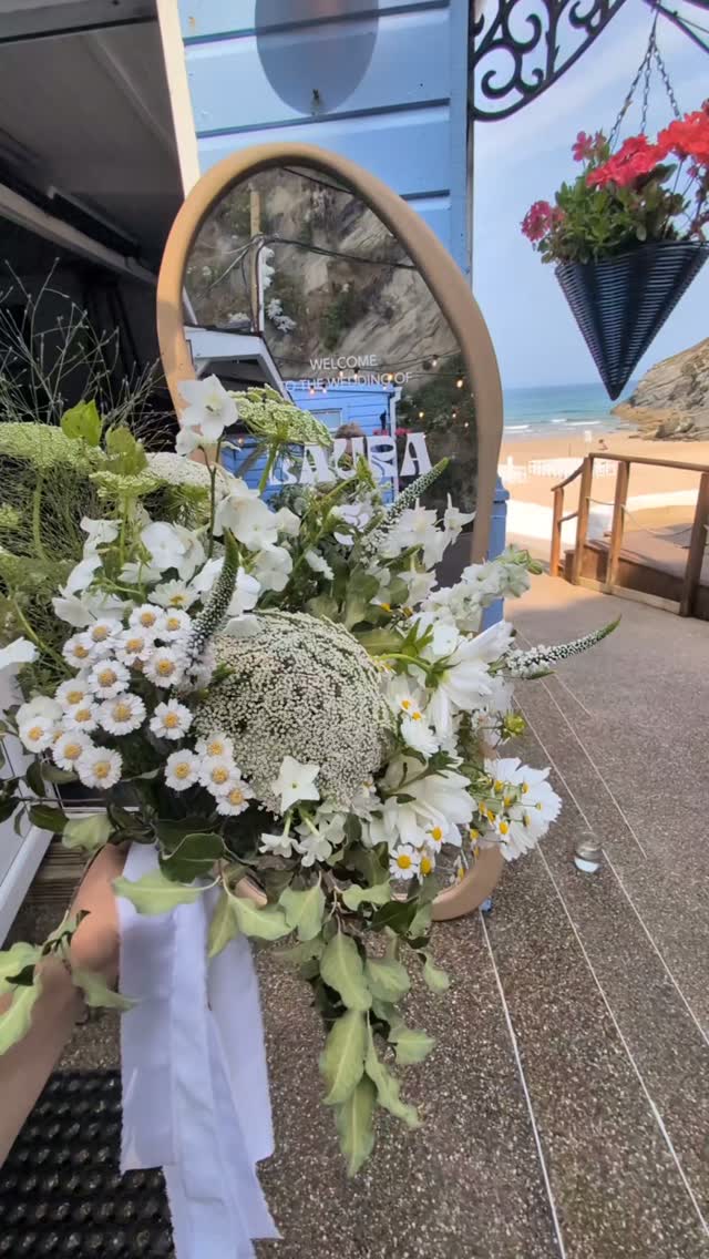 Who says Regency glamour can’t hit the beach? Channelling Bridgerton elegance for Laura and Daniel’s stunning coastal wedding ❤️
@lustyglazebeachweddings
@lustyglazebeach
@hendrafarmflowers ❤️
@kernowdahliasnursery ❤️
#cornwallwedding #lustyglaze #lustyglazebeachweddings #bridgertonvibes #beachwedding