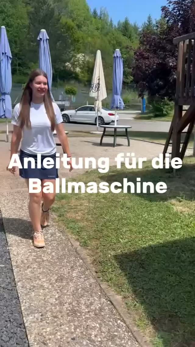 Seit kurzem ist beim TC Dettingen eine Slinger Ballmaschine in Einsatz. Eine weitere Attraktion in dem rührigen Tennisclub am Rande des Schwarzwalds bei Horb a. N.. Gewonnen hat das Trainingsgerät der Jugendausschuss des TC bei einem Wettbewerb @deutschertennisbund mit einem Video über Jugendbeteiligung im Sportverein. #tcdettingen_horb #slinger #ballmaschine #tennis #training wtbtennis
