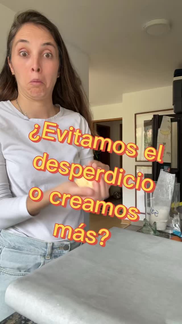 ¿Qué hacen cuando tienen comida a punto de vencerse? ¿La botan despiadadamente? ¿Se inventan cómo meterla en una receta? ¿Se la regalan a alguien?
A mi, habiendo trabajado en la FAO, me jode desperdiciarla 🥴 Pero no siempre es fácil evitarlo.
Por lo pronto les comparto mi experimento con la cuajada y les dejo un dato interesante. Existe una plataforma made in Colombia llamada @eatcloud que conecta negocios de comida con fundaciones/instituciones para que la comidita que tiene fecha próxima de vencimiento llegue a quienes ofrecen alimentación a población vulnerable. ¿¿Les amamos o no les amamos?? 🥰