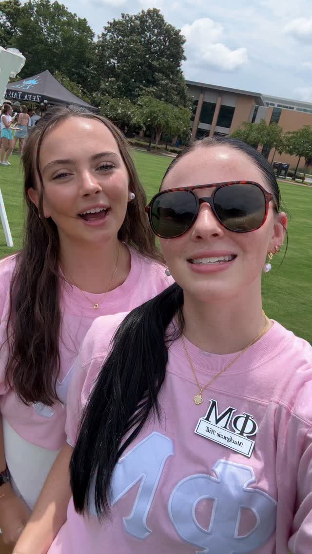 We’re passing around the Panhellenic love today!! Tag your Panhellenic bestie down below💚✨⬇️