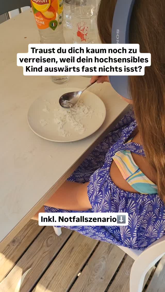 Ich kenne dieses Gefühl nur zu gut.
Unterwegs prasseln so viele neue Reize auf hochsensible Kinder ein. Neue Gerüche, andere Geschmäcker, unbekannte Orte, viele Menschen, Geräusche und ein veränderter Tagesablauf.
Das Nervensystem ist oft schon so beschäftigt, all diese Eindrücke zu verarbeiten, dass beim Essen kaum noch Flexibilität übrig bleibt.
Deshalb essen viele sensible Kinder unterwegs noch eingeschränkter als zu Hause.
Das hat uns geholfen:
- Restaurants vorher recherchieren.
Ich schaue mir vorab die Speisekarte an und reserviere einen Tisch. Mit einem hungrigen hochsensiblen Kind erst noch ein passendes Restaurant zu suchen, endet bei uns meistens im Stress.
- Safe Food und Lieblingssnacks immer dabeihaben.
Ich habe unterwegs lieber einen kleinen Vorrat an vertrauten Lebensmitteln dabei. Das nimmt unglaublich viel Druck aus der Situation.
- Take-away statt Restaurant.
Manchmal nehmen wir das Essen einfach mit. So fallen viele Reize wie Lärm, Gerüche und die vielen Menschen weg – und mein Kind kann in Ruhe essen.
- Ferienwohnung statt Hotel.
Wenn möglich, buchen wir eine Ferienwohnung oder ein Bungalow auf einem Campingplatz. Selbst kochen zu können gibt uns viel mehr Flexibilität und meinem Kind die Sicherheit von vertrauten Mahlzeiten.
❗️Notfallszenario: Und wenn gar nichts geht?
Dann verlassen wir das Restaurant.
Nicht aus Trotz. Nicht, weil wir aufgeben.
Sondern weil ich gelernt habe, dass Durchziehen um jeden Preis niemandem hilft. Weder meinem Kind noch mir.
Manchmal ist die beste Lösung, den Druck rauszunehmen und später in einer ruhigeren Situation etwas zu essen.
Das bedeutet nicht, dass dein Kind schwierig ist.
Es bedeutet nur, dass sein Nervensystem gerade an seiner Grenze ist.
Kennst du diese Situation auch?
Folge mir, wenn du dein hochsensibles Kind besser verstehen und euren Familienalltag entspannter gestalten möchtest.
Herzlich, Jacky 🦋