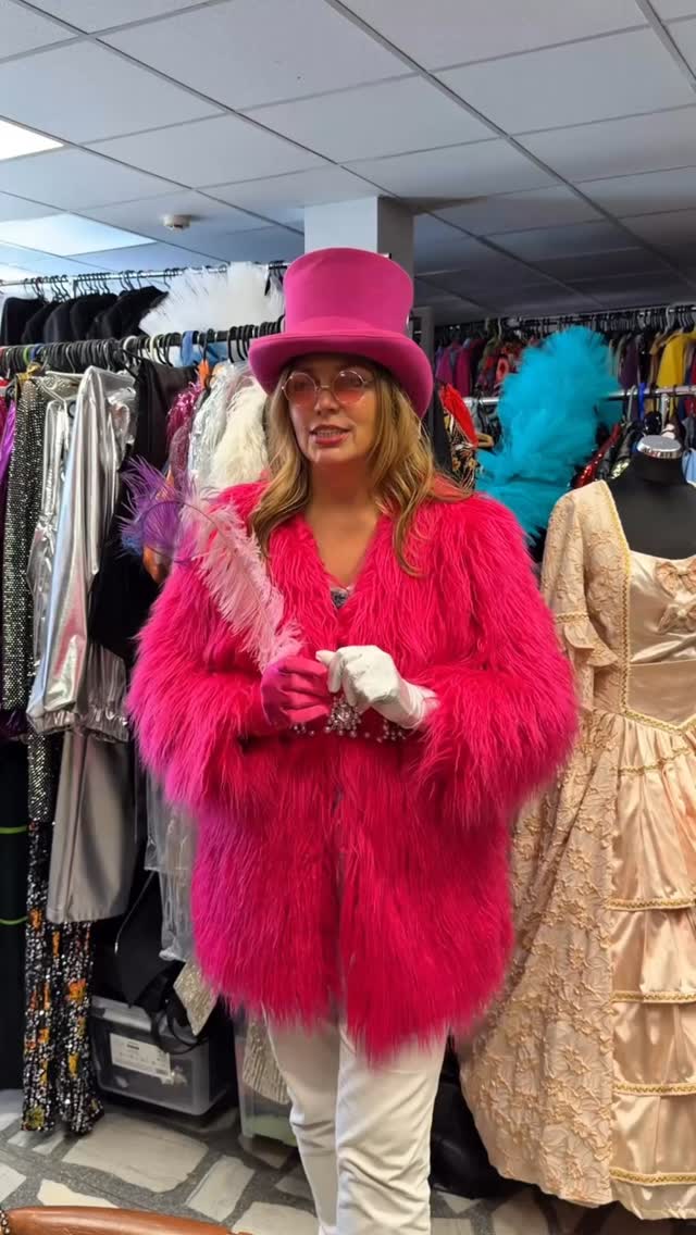 Kaip išsiskirti vakarėlyje? ✨ Viskas prasideda nuo idėjos. Pagalvokite, kokį įvaizdį norite sukurti – elegantišką, ryškų ar netikėtą. Kartais įspūdį sukuria kruopščiai apgalvotas kostiumas, o kartais – drąsa sulaužyti vakarėlio taisykles ir pasirinkti tai, ko niekas nesitiki.
O jei vakarėlis jau visai čia pat, o spintoje vis dar „nėra kuo apsirengti“ užsukite į Tėja saloną. Padėsime rasti įvaizdį, kuris neliks nepastebėtas. ✨
