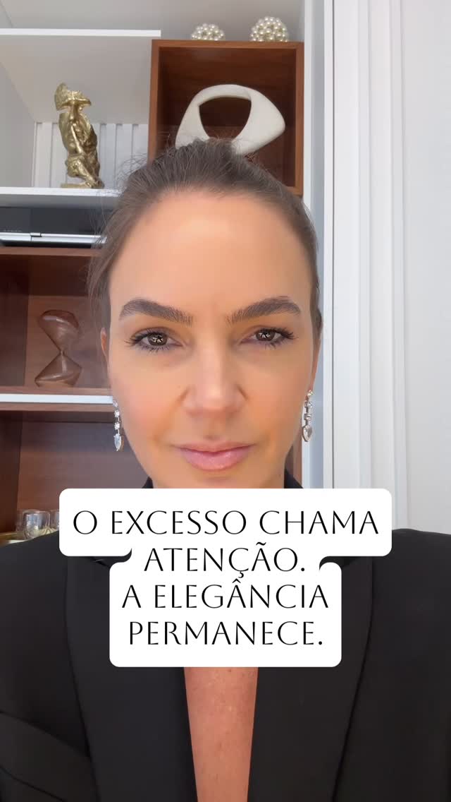 O excesso chama atenção.
A elegância permanece.
Na estética, existe uma diferença importante entre parecer que fez muitos procedimentos e parecer naturalmente bonita.
Os resultados que mais admiro não são aqueles que transformam um rosto. São aqueles que preservam a identidade, valorizam a beleza individual e transmitem leveza, harmonia e sofisticação.
Quando alguém diz:
“Você está linda.”
…em vez de:
“O que você fez no rosto?”
A estética cumpriu o seu verdadeiro papel.
Essa é a minha filosofia de trabalho: tratamentos personalizados, foco na qualidade da pele, no estímulo de colágeno, na harmonia facial e em um rejuvenescimento natural, sempre respeitando a identidade de cada paciente.
Porque a beleza mais sofisticada nunca precisa ser exagerada.
✨ Você acredita que a elegância está nos detalhes ou que resultados marcantes chamam mais atenção?
