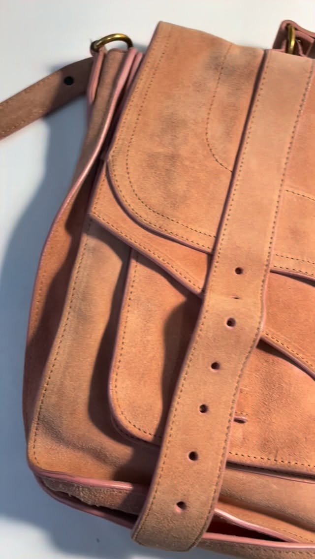 A precious, peach pink @proenzaschouler received a much needed deep clean and restoration from our Makers Paola and Elodie.
This is your sign to consider buying pre-loved, even when there are some signs of wear and tear.
Because (nearly) every item can be brought back to life with the right hands and the right skills ✨
#theseamfixedit #bagrepair #preloved #makers #restoration
