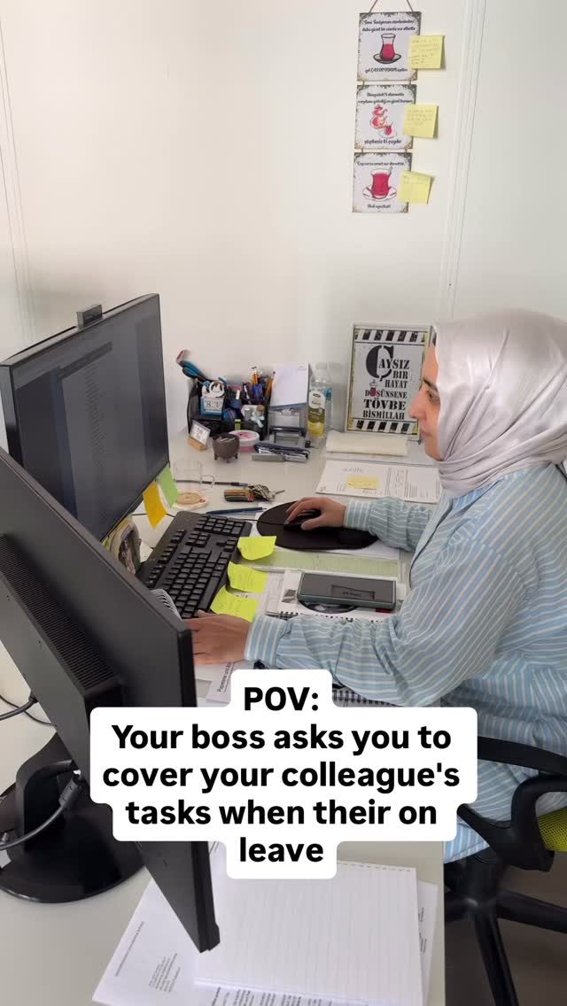 POV: Dein Boss fragt, ob du „nur kurz“ die Aufgaben von deinem Kollegen übernehmen kannst, während er im Urlaub ist… 😅📚
Plot Twist: Es ist natürlich nicht nur kurz.
#worklife #officelife #pov #kollegenvertretung #büroalltag