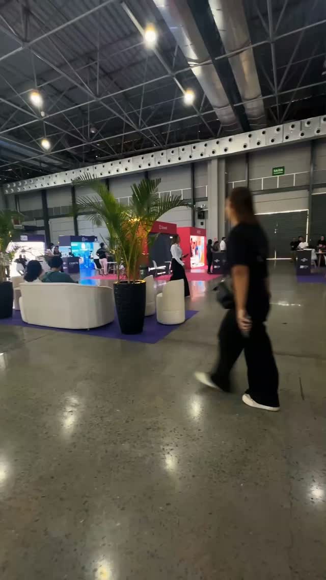 A Cartê esteve na Jornada de Marketing do Sebrae e CDL Cuiabá, em um encontro que trouxe provocações importantes sobre tecnologia, inteligência artificial, comportamento e os novos caminhos do marketing.
Entre os insights que levamos para casa:
🤖 Maria Brasil — “Pane do Sistema”
Na era da IA, o risco não está apenas em automatizar tarefas, mas em terceirizar o pensamento. A tecnologia pode assumir o operacional, mas julgamento, escuta e empatia continuam sendo essencialmente humanos.
📊 Rafael Kiso — Integração entre pago + orgânico
Branding e performance não competem entre si. Quando trabalham juntos, constroem uma jornada mais completa — da visibilidade à conversão. Afinal, performance sem construção de marca pode até colher resultados hoje, mas precisa pensar no que vem depois.
🧠 Martha Gabriel — Por que tomamos decisões ruins
Com mais tecnologia à nossa disposição, pensar criticamente se torna ainda mais importante. A provocação que fica: primeiro pensamos, depois usamos a ferramenta.
No fim, as três palestras chegaram a um ponto em comum:
A tecnologia está mudando a forma como fazemos marketing. Mas estratégia, pensamento crítico e humanidade continuam sendo indispensáveis para decidir o que realmente vale a pena fazer.
É esse tipo de repertório que buscamos levar para dentro da Cartê: mais conhecimento, melhores decisões e estratégias que façam sentido para os negócios.
#Cartê #MarketingEstratégico #Sebrae #Cdlcuiaba #JornadaDeMarketing InteligenciaArtificial Branding Performance Estrategia Marketing