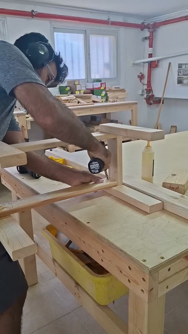 ספסל נעליים חמוד ופשוט, עם פקקי עץ בחיפוי
רהיט שהתלמידים מייצרים לקראת סוף קורס המייקרים :)
#נגרותלילדים #נגרות #לימודנגרות #נגרותלמתחילים #dıy