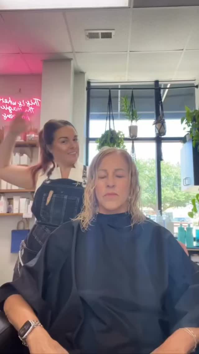 When a hairstylist makes an actual appointment, you cant waste the moment🙌
Lori killing it with the stage presence as usual🤌