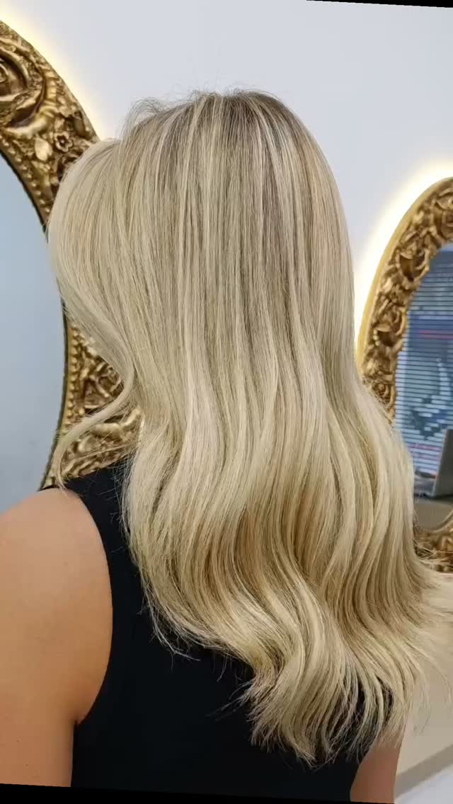 By preserving natural root transitions and using a subtle babylights technique, the hair achieves a bright and natural look thanks to the perfect harmony of vanilla and beige blonde. With its healthy, shiny, and silky texture, this color reflects light from every angle, offering personalized shading.Kuşadası #KuşadasıKuaför #SaçRenklendirme #balayagekusadasi