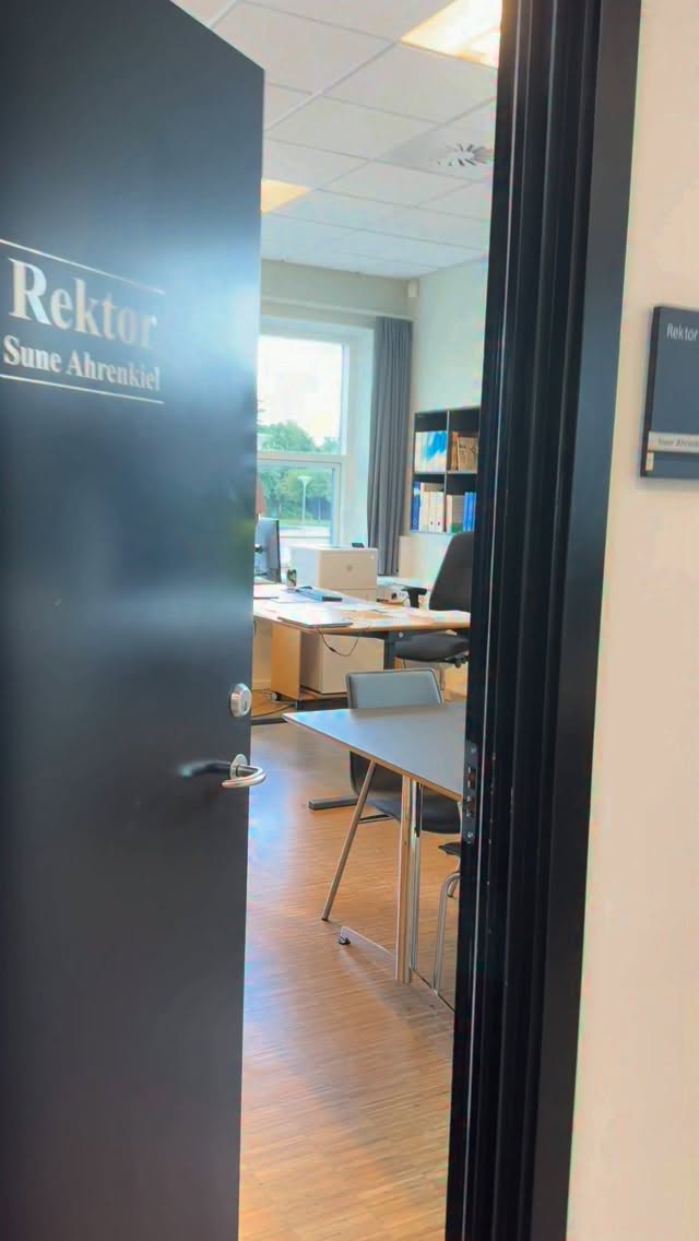 I virkeligheden er vi alle den sidste type, der tager det tunge skyts i brug 🫶🏼
Hvilken lærertype håber du på at møde? 👩🏫