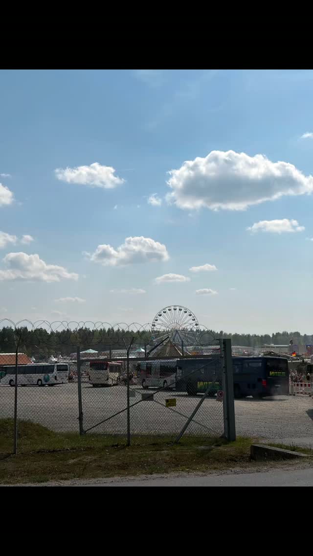 🚌🇩🇪🇺🇸 Shuttle-Service beim Deutsch-Amerikanischen Volksfest 🇺🇸🇩🇪🚌
Was für ein tolles Wochenende! 🎉
Gemeinsam mit vielen weiteren Busunternehmen durften wir den Shuttle-Bus-Service des Deutsch-Amerikanischen Volksfestes unterstützen und dafür sorgen, dass die Besucher sicher und zuverlässig zum Fest und wieder nach Hause kommen.
Ein herzliches Dankeschön an alle beteiligten Busunternehmen, Organisatoren und Helfer für die tolle Zusammenarbeit, die super Organisation und den starken Zusammenhalt! 🤝💪
Es hat uns viel Freude gemacht, Teil dieses besonderen Events zu sein. Ein solches Projekt funktioniert nur, wenn alle an einem Strang ziehen – und genau das hat hervorragend funktioniert! 👏
Vielen Dank für das Vertrauen und die großartige Zusammenarbeit! ❤️
Wir freuen uns schon auf das nächste Mal! 🚌✨
#DeutschAmerikanischesVolksfest #ShuttleBus #Busunternehmen #Zusammenarbeit #Teamwork ÖPNV Busfahrer Volksfest GemeinsamStark