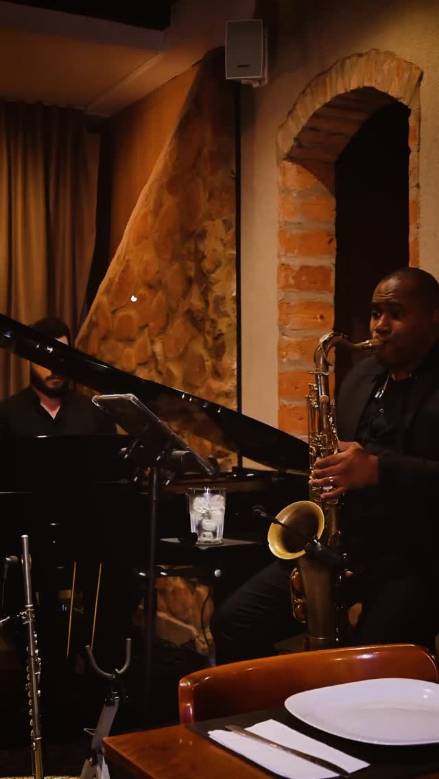 Mais uma quinta-feira especial com Sax no Piano Bar. Esperamos por vocês a partir das 19h30!