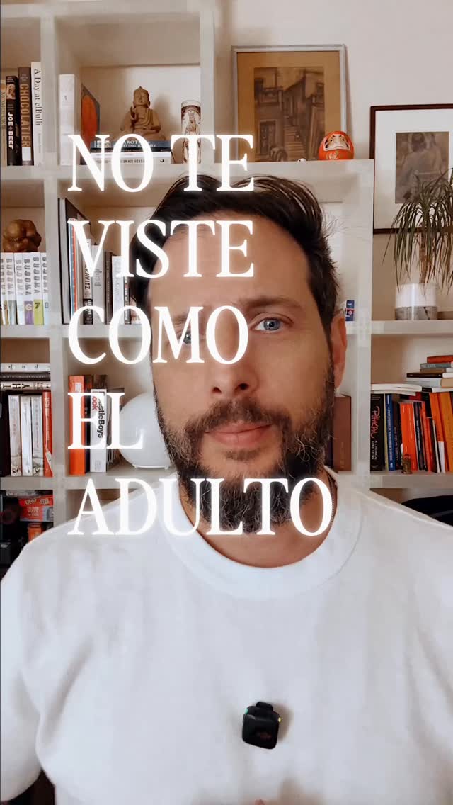 Hace dos semanas publiqué un video sobre volver a casa de tu familia. Se llenó de comentarios y casi todos venían del mismo lugar.
El lado del niño se siente. El del adulto no produce nada por dentro. Por eso uno se puede revisar y el otro solo se puede preguntar.
En un experimento con desconocidos y con parejas casadas, la gente se hacía entender igual de bien con unos que con otros, pero sobreestimaba su claridad mucho más con los cercanos. Savitsky, Keysar, Epley, Carter y Swanson (2011), Journal of Experimental Social Psychology.
https://www.sciencedirect.com/science/article/abs/pii/S0022103110002118?via%3Dihub