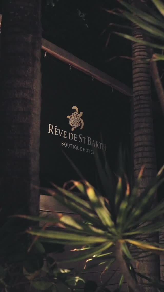 🇫🇷 Laissez la douceur des soirées prolonger votre escapade.
___ ___
🇬🇧 Let the island's gentle evenings extend your escape.
#stbarth #luxurystay #luxuryvilla #caribbeanescape #revedesaintbarth
