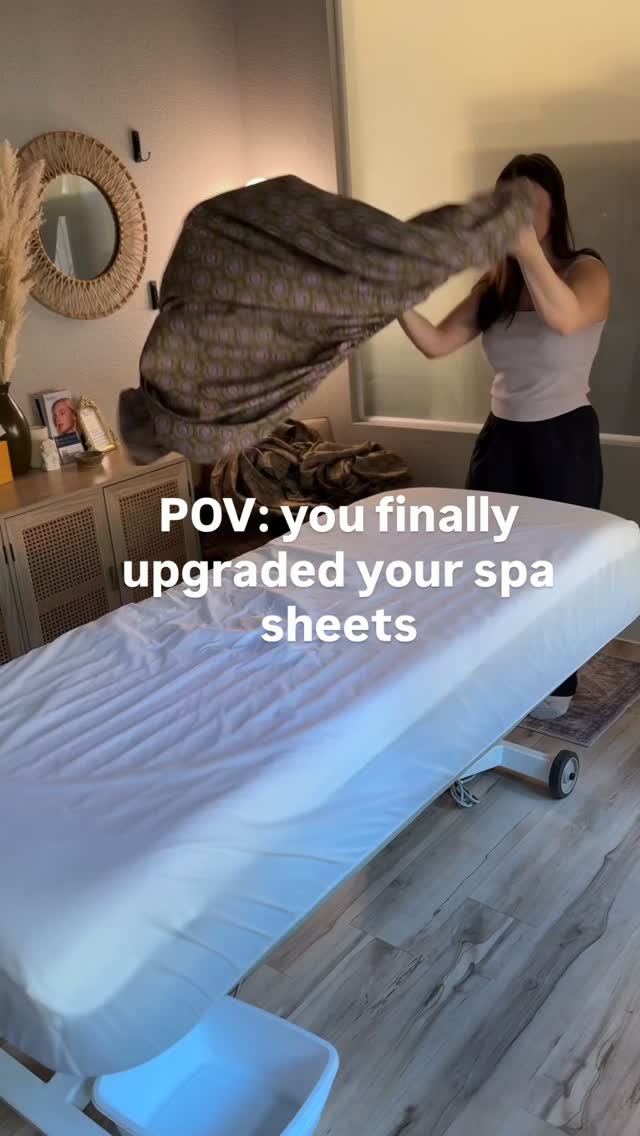 These sheets are in the print “Olive Bloom” from @spathreads_
You can shop via the 🔗 in the bio!