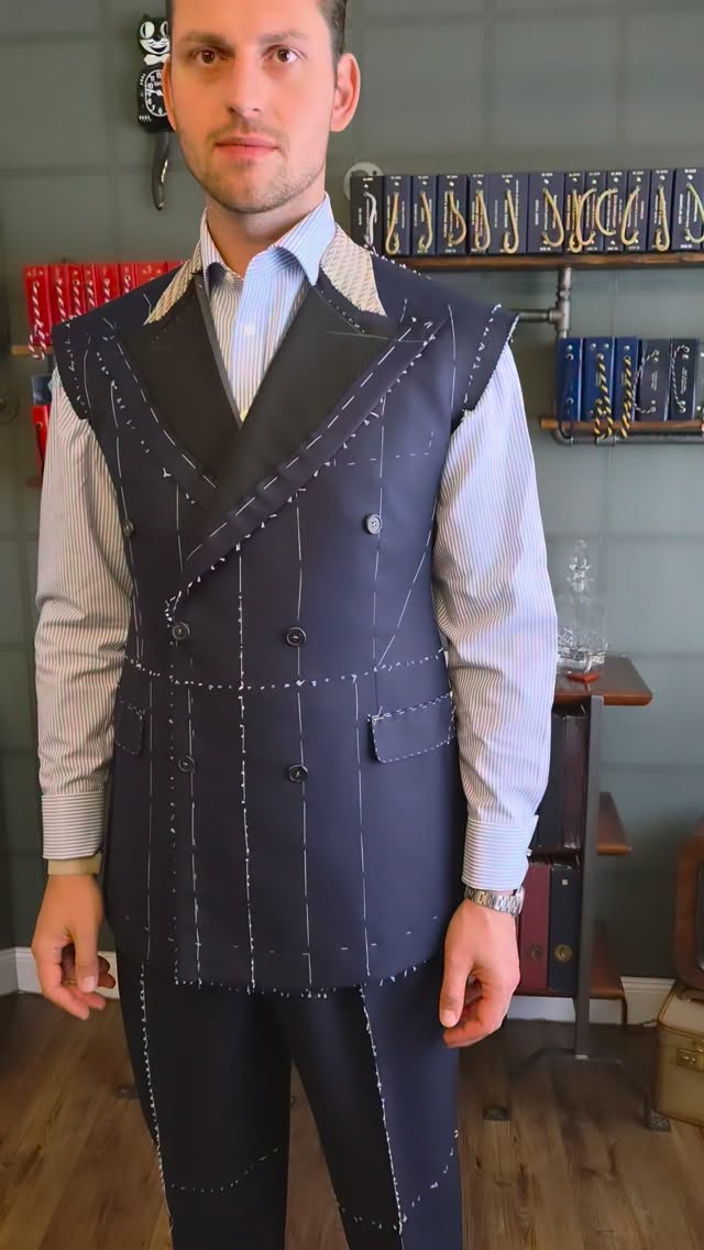 First fitting...
With a 'German Smile' 😆 ☺️
The only thing I will change is to lower the armhole a little bit...but the higher the armhole , the better the fit. ☺️
#sebastianhoofs #bespoketailoring #tailoring #cologne