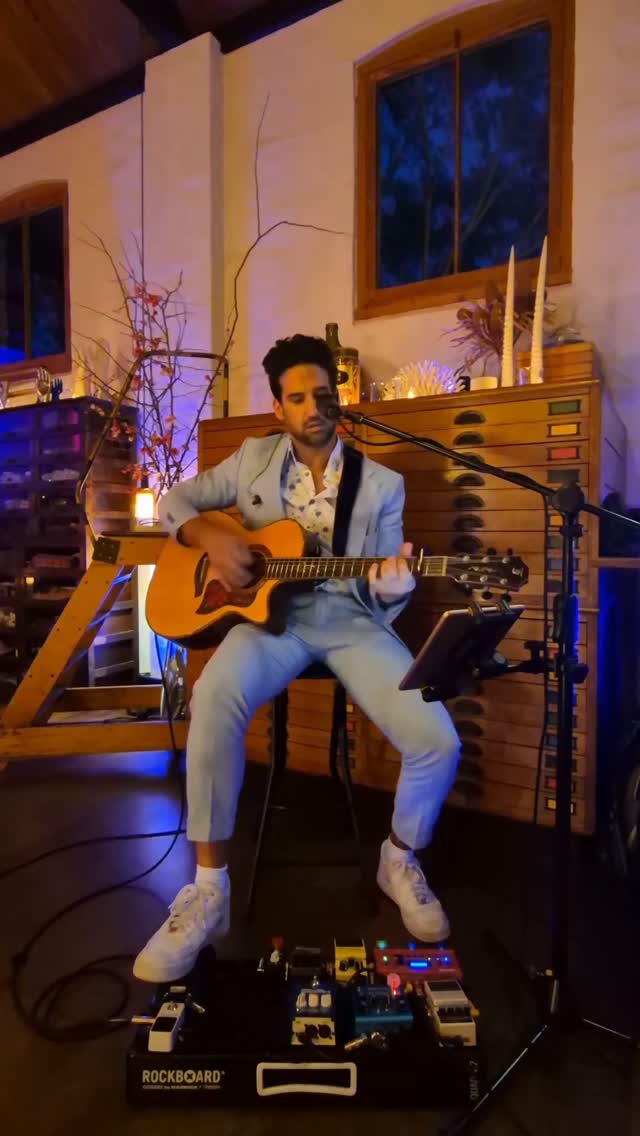 I've spent years honing my pedalboard setup (looper & fx) to carve out my signature sound - which I feel is such a vibe during cocktail hour and over dinner! Here's 'No Diggity' from Elise & Vic's wedding last night at @projekt3488
.
Watch til end for all the gloriousness.
.
.
.
#looping #musician #weddingsinger #guitarist #weddingmusic