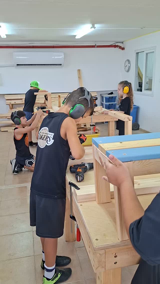 תקראו לזה קסם. הילדים בטירוף, בין ריכוז מקסימלי לבין "אפשר עזרה?", ואני מה רע לי, מסתובב ומסייע להם ליצור ולהצליח. קסם.
#נגרותלילדים #נגרות #מייקרים #קורסנגרות #נגריה