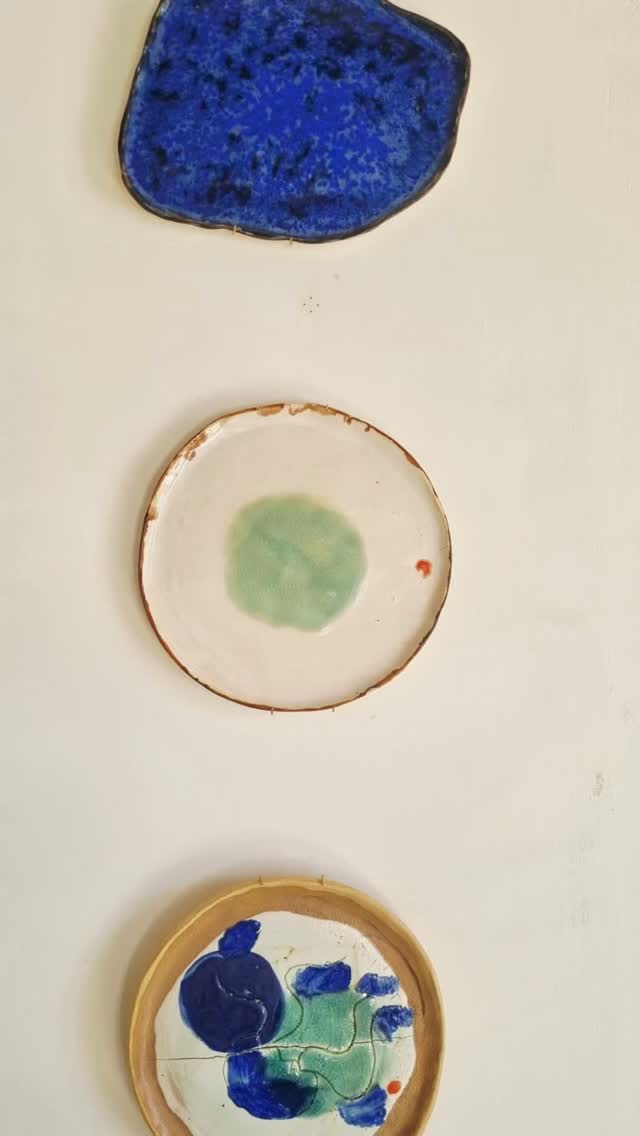 Home set up I MamaSays
Ici les assiettes fragiles, accidentée, fissurées trouvent une vie contemplative, sur le mur d’une maison de famille.
#mamasays #homedecor #potery #clayartist