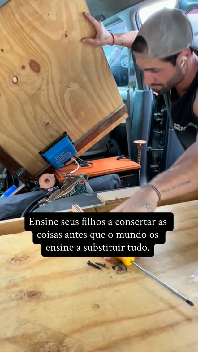 Quanto mais o tempo passa, mais eu percebo que muita coisa que aprendi na vida não veio de uma sala de aula.
Veio tentando. Errando. Quebrando. Abrindo pra ver como funcionava. E, muitas vezes, consertando o que eu mesmo tinha estragado. 😂
Talvez por isso eu goste tanto de carro velho, de colocar a mão na massa e de aprender coisas que, teoricamente, eu poderia simplesmente pagar alguém pra fazer.
Hoje, como pai, penso muito no que quero ensinar pra Sophie.
E uma dessas coisas é: nem tudo que quebra precisa ser jogado fora.
Às vezes precisa de paciência.
Às vezes precisa aprender como funciona.
Às vezes precisa tentar de novo.
E acho que isso vale pra muito mais coisa na vida do que só objetos.
Borá viver 🙏🏽