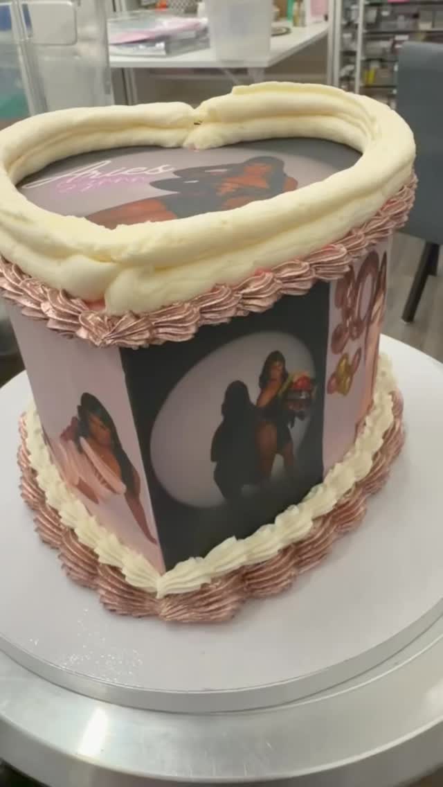 Looking for a cake that makes everyone stop and stare? ✨
This vintage-inspired beauty brings together soft, elegant details, beautiful piping, and a touch of royalty. Perfect for making a birthday extra special! 🎀🤎
Every cake tells a story, and we’d love to make yours!
DM us to order your custom cake and let’s create something sweet for your next celebration! 💕