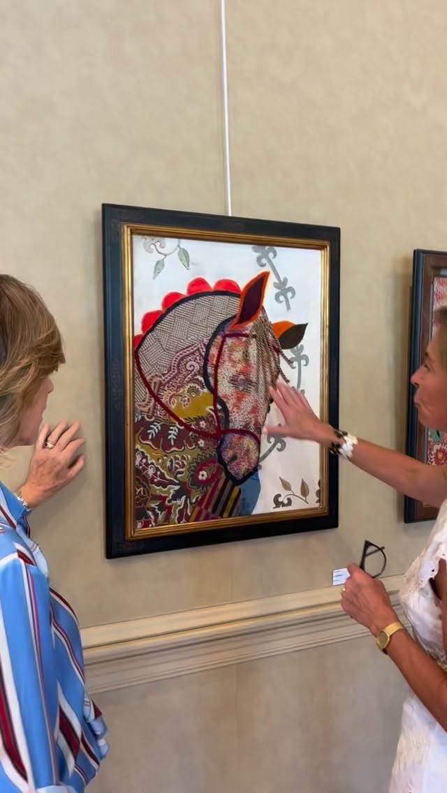 Au Pays basque, Hizelaya me parle ici de l’une de ses nouvelles œuvres, un collage particulièrement beau par sa composition et sa technique. Elle nous raconte ses sources d’inspiration et les différents matériaux qu’elle utilise. 🎨
🎥 Second chapitre de cet Instantané, que j’ai eu le plaisir de réaliser avec elle.
L’exposition Eskun Esku, au château de Larraldia à Villefranque, est maintenant terminée. Mais il est toujours possible de prendre rendez-vous avec l’artiste dans son atelier à Urrugne.
N’hésitez pas à nous contacter. ✨