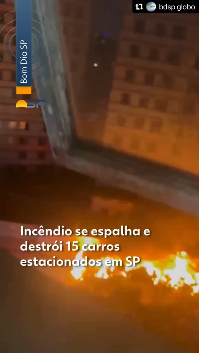 🚨 *INCÊNDIO NA VILA ANDRADE ATINGE 15 VEÍCULOS*
Um incêndio de grandes proporções atingiu um *galpão de reciclagem na Vila Andrade*, na madrugada desta sexta-feira (21).
Segundo as informações disponíveis, o fogo saiu do controle e as chamas se espalharam para a área externa, atingindo *15 veículos que estavam estacionados na rua*. Diversos carros ficaram completamente destruídos.
🚒 O *Corpo de Bombeiros* atuou durante a madrugada no combate às chamas.
Na manhã desta sexta-feira, a *Rua Deputado Laércio Corte* permanecia interditada para a realização da perícia, que deverá contribuir para esclarecer as circunstâncias e a causa do incêndio.
Até o momento, *não há informação confirmada sobre a causa do fogo*.
📲 *Acompanhe o Real Parque Melhor para novas informações sobre a ocorrência.*