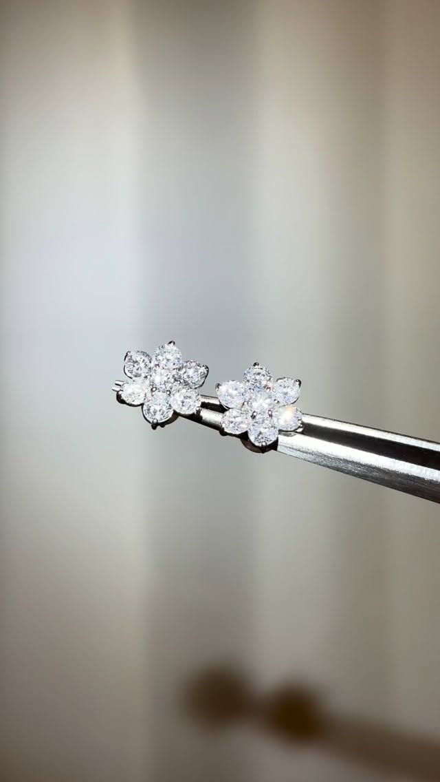 No AI can beat the true sparkle of a natural diamond with the best color, clarity, cut, and value 🤩
This is a 3 cts rositas earrings available for pre order.
Available cts: 2 cts, 5 cts, 7 cts, 8 cts, 10cts, 12 cts rositas