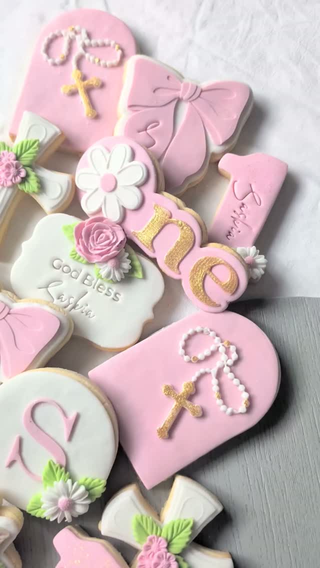 FIRST BIRTHDAY & BAPTISM | The prettiest florals, pinks, bows and gold cookie creations. From the statement florals & delicate rosary details to the crosses, doves and personalised touches. Celebrating two beautiful milestones together in one sweet collection💕🎀
Thank you for choosing to BAKE & CREATE With us✨
#sugarfondantcookies #baptismcookies #firstbirthdaycookies #christeningcookies #babycookies