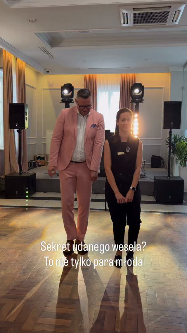✨ Sekret udanego wesela? To suma kilku dobrych decyzji.
Nie ma jednej recepty na idealne wesele, ale są elementy, które naprawdę robią różnicę:
🏛️ Ładna sala – miejsce, które pasuje do Waszego stylu i nie wymaga setek dekoracji, żeby wyglądało pięknie
🍽️ Dobre jedzenie – bo goście długo wspominają nie tylko pierwszy taniec, ale też to, co pojawiło się na stołach
🎶 Dobra muzyka – DJ lub zespół, który potrafi wyczuć gości i sprawić, że parkiet żyje przez całą noc
💐 Spójna oprawa – dekoracje, kwiaty, papeteria i detale, które tworzą jedną, przemyślaną całość
🤍 Sprawdzeni usługodawcy – doświadczenie i profesjonalizm naprawdę widać w dniu ślubu
🥂 I najważniejsze: Para Młoda, której ślub jest spójny z nimi, z ich osobowością i ich historią, a nie z tym co „trzeba” i „wypada”
Bo udane wesele to nie przypadek. To dobrze dobrane miejsce, ludzie i decyzje, które razem tworzą dzień, o którym chce się pamiętać✨
Content creator @martynacreative
#ślubnagłowie #slubiwesele #organizacjaslubu #inspiracjeslubne #weddingplannerpoznan