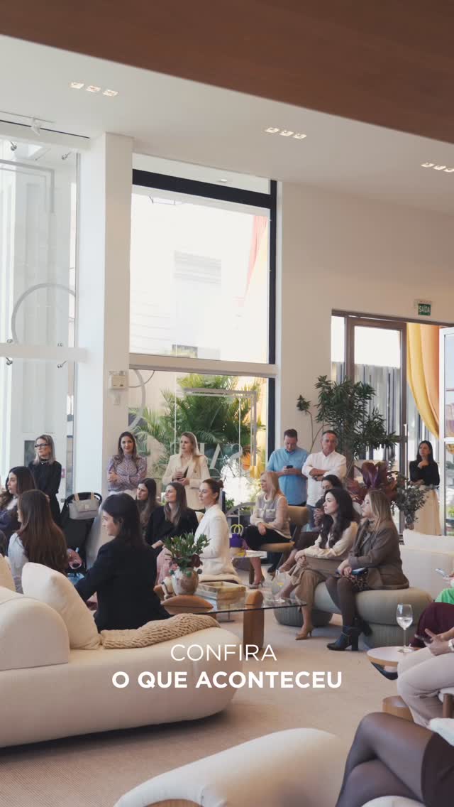 O último dia da DW! Balneário Camboriú encerrou quatro dias de ideias em movimento.
A programação reuniu arquitetura, arte e design em encontros, experiências e conversas que ocuparam diferentes espaços do CasaHall.
No DW! Talks, o encerramento reuniu Marcus Lontra, Cassiano Cruz, Maria Cristina, Thiago Mondini e Richard Schwambach, em conversas que atravessaram arte, arquitetura, desenvolvimento urbano e novas formas de pensar os espaços.
E, mesmo com o fim da programação oficial, muita coisa continua por aqui.
Os showrooms, marcas, espaços de arte, praças e experiências do CasaHall seguem em movimento, convidando a novos encontros e descobertas.