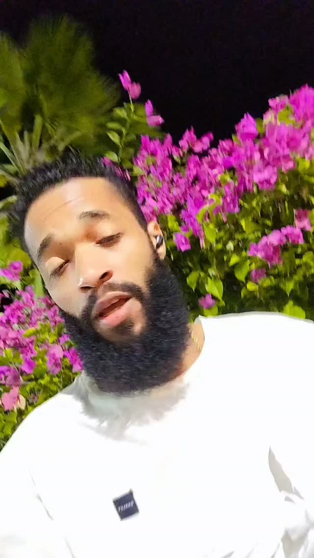 Você já tem essa consciência?
Wesley Sena falou isso, faz algum tempo, e trouxemos esses trechos para você refletir sobre a atenção, a presença, a entrega/troca que você tem dado aos seus filhos.
Hoje em dia o celular toma quase todo tempo livre que temos, que até nos momentos de lazer e com a família ele rouba nossa atenção sem necessidade.
É preciso ficarmos atentos a isso.
O que você pensa sobre o impacto da vida social digital nas relações, mas suas relações?
#reflexão #mentalidade #desenvolvimentopessoal #paternidade #reflexãododia