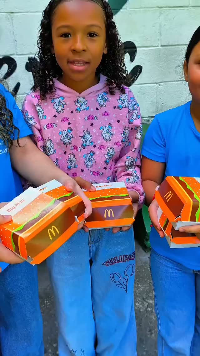 No último sábado, participamos de mais uma edição do McDia Feliz, uma ação que promove muito mais do que um momento de confraternização: fortalece vínculos, aproxima famílias e comunidade e proporciona experiências especiais para nossas crianças e adolescentes.
Graças a parceria e a generosidade dos nossos apoiadores, beneficiários dos nossos projetos e suas famílias puderam desfrutar de um delicioso lanche do Big Mac e viver um dia repleto de alegria e carinho. 🍔✨
Momentos como esse reforçam a importância de construirmos, juntos, uma rede de apoio que valoriza as relações, promove a convivência e contribui para o desenvolvimento de nossas crianças, adolescentes e suas famílias.
Nosso agradecimento especial ao Diretor @marcelo_bernardini_55 e à @cielooficial pela doação e por fazerem parte dessa ação tão significativa. 💚
Parcerias como essa mostram que, quando unimos esforços por uma causa, podemos transformar momentos simples em memórias especiais e fortalecer ainda mais nossa comunidade.
#cepacbarueri #mcdiafeliz #comunidade #impactosocial