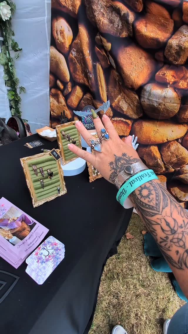 Une très belle découverte au festival @nymadia le weekend dernier...
Les très belles créations de ma soeurcière @orysia.nails 🤩
Vous ne pouvez pas avoir d'ongles en gel, à cause du boulot, d'allergies, ou simplement parce que vous ne supportez pas ça ? Leïla a trouvé une chouette alternative !
#nailart #nailartist #nailsfashion