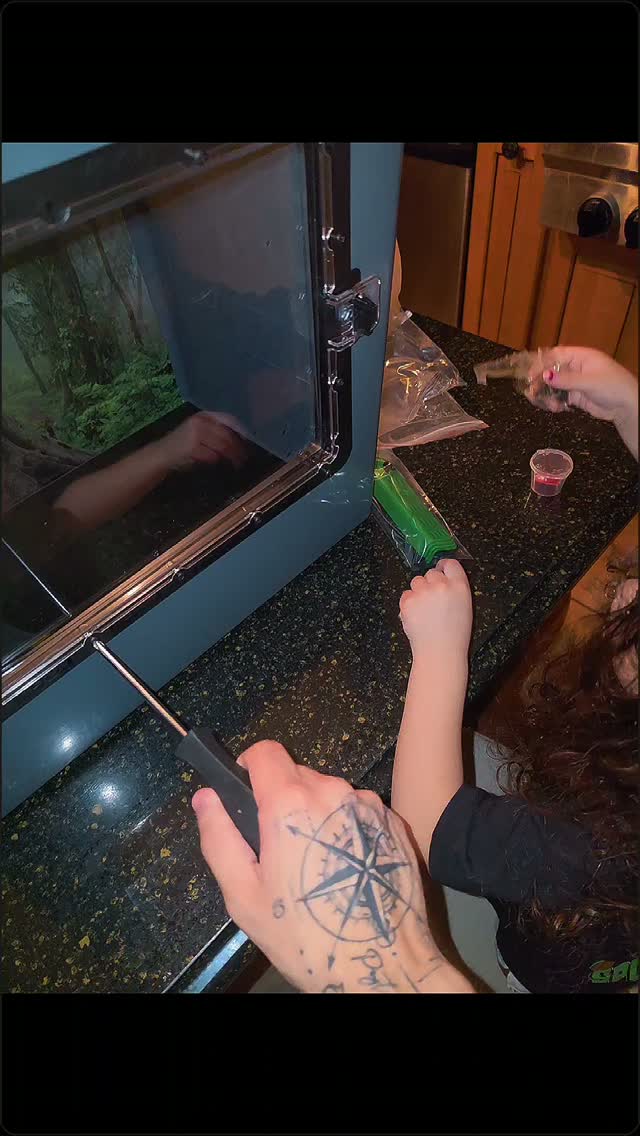 Big shoutout to @visioncagesracks for giving me the opportunity to check out the Visionnarium! 👀🔥
We’re gonna put this thing to the test with some awesome Asian Forest Scorpions (Heterometrus spinifer) — born right here at Khaveman’s Reptiles! 🦂
For the setup, we’re also using a handful of the dry goods we offer on Palmstreet, so you can see how everything comes together in a complete setup.
Really excited to see how the Visionnarium performs and how these little guys settle into their new home!
Huge thanks to Vision Products for working with us! 💜
#KhavemansReptiles #VisionProducts #Visionnarium #AsianForestScorpion #HeterometrusSpinifer ScorpionKeeping ExoticPets Palmstreet