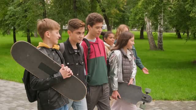 Día Mundial de la Juventud
Promoción del deporte seguro en adolescentes
👦👧 La adolescencia es una etapa clave: huesos en crecimiento, músculos en desarrollo y gran energía.
Pero también es una etapa de riesgo para lesiones deportivas.
🔍 Lesiones frecuentes en adolescentes:
✅ Dolor de crecimiento en rodillas (Osgood-Schlatter).
✅ Lesiones de cartílago por sobreuso.
✅ Esguinces de tobillo por deportes escolares.
✅ Prevención:
1️⃣ Entrenamientos adaptados a la edad.
2️⃣ Variar disciplinas deportivas para evitar sobrecarga.
3️⃣ Supervisión en técnica y tiempos de descanso.
👉 Promover el deporte en jóvenes es invertir en adultos más sanos y activos.
🏥 Especialista en lesiones deportivas, cirugía artroscópica y reconstructiva
Alta especialidad en artroscopía, trasplante de cartílago y reemplazo articular
CP. Esp.: 8070731 UNAM | COFEPRIS: 2309142002A00109
📞 Consultorio: 5551313904
#ortopediadeportiva #juventud #lesionesdeportivas #deporteescolar #prevención
Video Credit: Max Fischer via Pexels