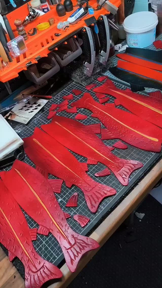 Every flat surface covered in fish.
Must be nearly E4!
#larp
#leatherwork
#fish
#fishbag
#empirelarp
