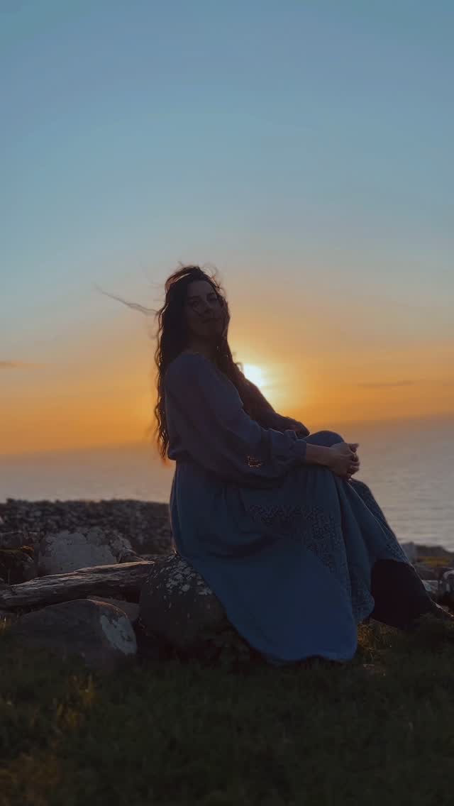 Slipping into a deep state of presence isn’t about forcing the mind to be quiet, it’s about allowing yourself to be receptive. Give yourself time to sit within nature as often as you can, you’ll notice the body naturally responds to the environments rhythm. The jaw unclenches, the breath widens into the back ribs & the subtle armor built up over the day slowly melts away into the sounds of the birds & trees branches moving.
Give yourself time to sink into your own skin & quietly watch the world go by. The shifting light, the changing temperature, the textures of the fabric upon your body. All of it is you.
Give yourself time to become the quiet witness to it all, needing nothing to change. 🌊🌊🌊
#wildlovemusings #affirmation #poetry #yogainspiration #meditation @wildlove_yoga @antler_oak_jewellery