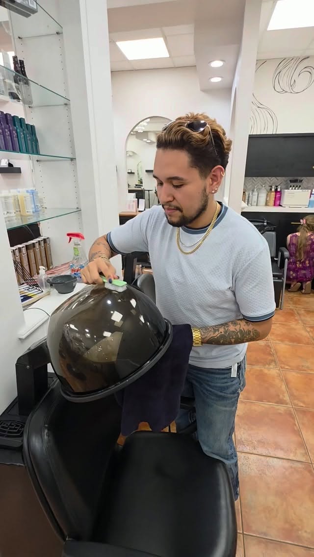 We all have that ONE client we know would answer the phone, ask zero questions, and show up with bail money. 😂😂
So naturally, we had to find out who each stylist is calling from jail. 👀📞
Would YOUR stylist call you?! 😂
#TWHE #TheWoodlandsHairElite #FunnyFriday #TheWoodlandsHairStylist #TheWoodlandsHairSalon