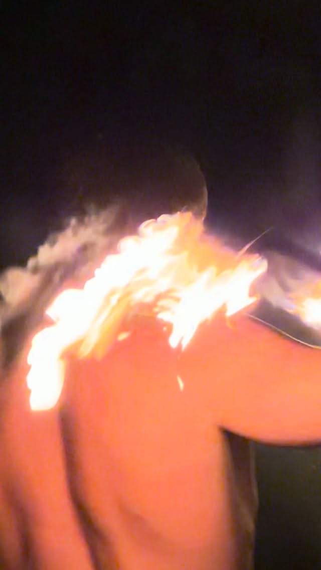Freaks in Flames 🔥
Neben Parkour, Akrobatik und Jonglage ist Feuer ein weiteres Element und Bestandteil unseres bunten Zirkusleben ❤️🔥
#flying_freaks #freaksinflames #fire #circus